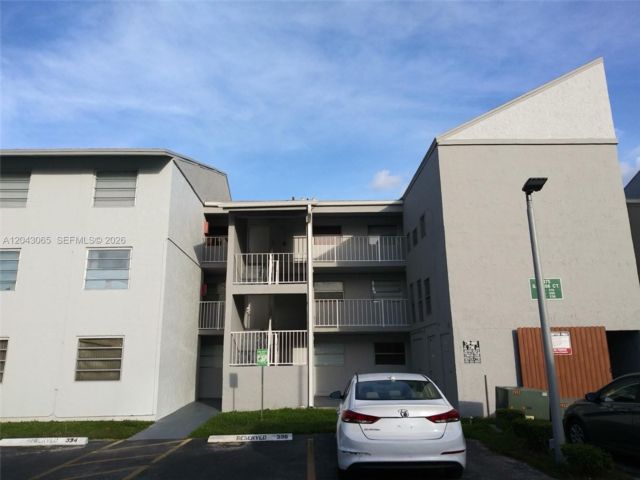  2 BR,  2.00 BTH &nbsp;Condo style home in Miami