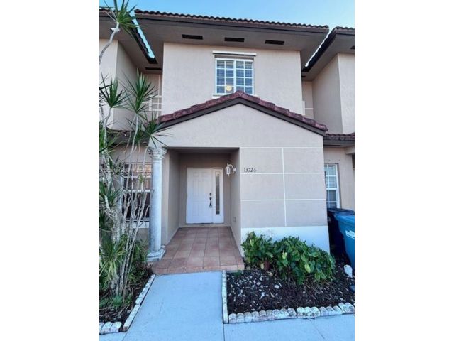  2 BR,  3.00 BTH &nbsp;Townhouse style home in Miami