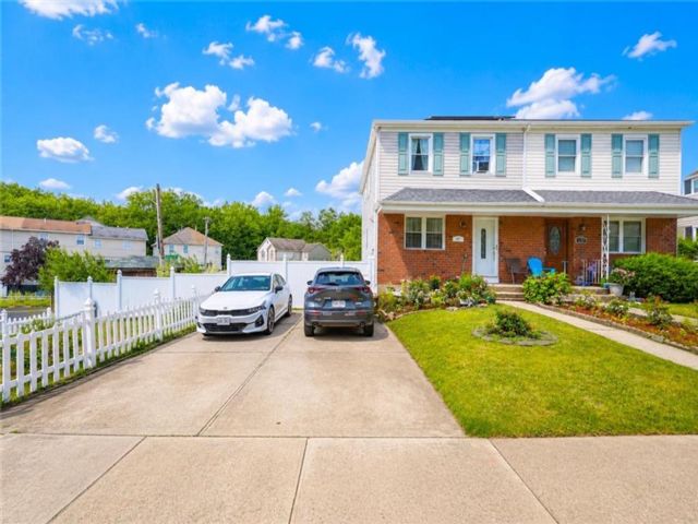  3 BR,  3.00 BTH &nbsp;Single family style home in Arden Heights