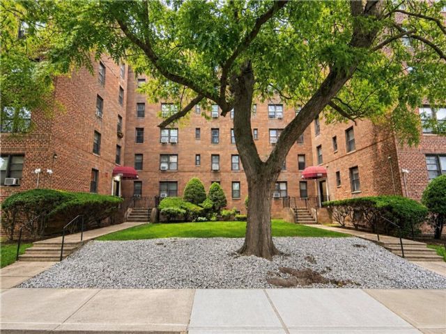  2 BR,  1.00 BTH &nbsp;Co-op style home in Midwood