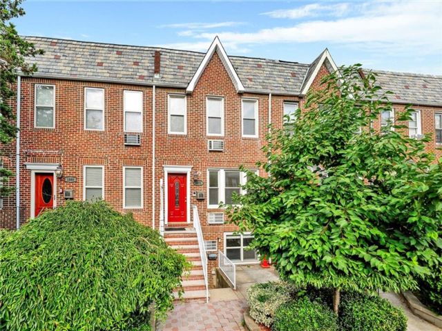  3 BR,  3.00 BTH &nbsp;Single family style home in Marine Park