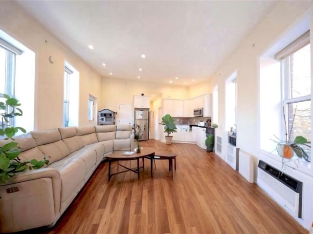  2 BR,  2.00 BTH &nbsp;Condominium style home in Homecrest