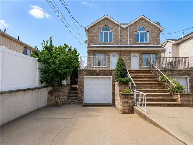  4 BR,  0.00 BTH &nbsp;Multi-family style home in New Springville