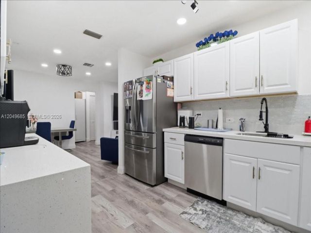  4 BR,  2.00 BTH &nbsp; style home in Hollywood