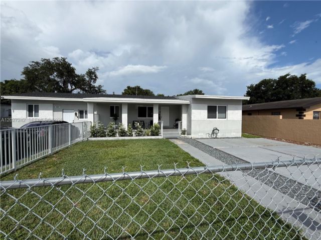  3 BR,  1.00 BTH &nbsp; style home in El Portal