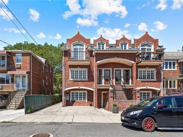  3 BR,  2.00 BTH &nbsp;Condominium style home in Gravesend