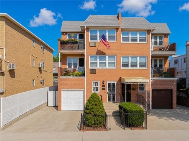  8 BR,  0.00 BTH &nbsp;Multi-family style home in Bath Beach