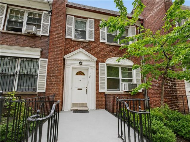  3 BR,  2.00 BTH &nbsp;Single family style home in Kingsbridge Heights
