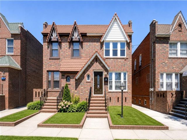  3 BR,  3.50 BTH &nbsp;Single family style home in Marine Park