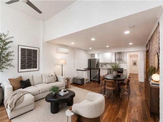  3 BR,  3.00 BTH &nbsp;Multi-family style home in Williamsburg
