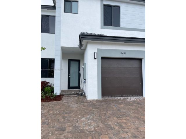  3 BR,  3.50 BTH &nbsp;Townhouse style home in Miami