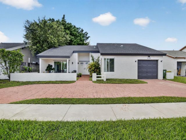  4 BR,  3.00 BTH &nbsp; style home in Weston
