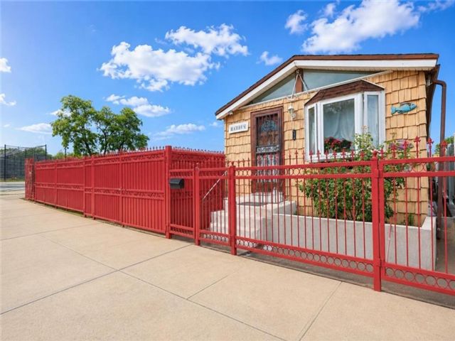  4 BR,  2.00 BTH &nbsp;Single family style home in Gravesend