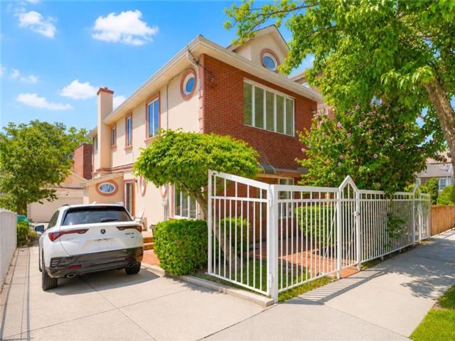  5 BR,  4.00 BTH &nbsp;Multi-family style home in Sheepshead Bay