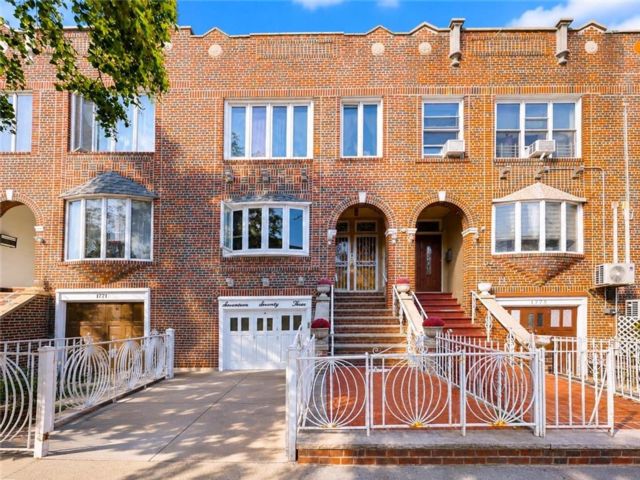  6 BR,  3.00 BTH &nbsp;Multi-family style home in Gravesend