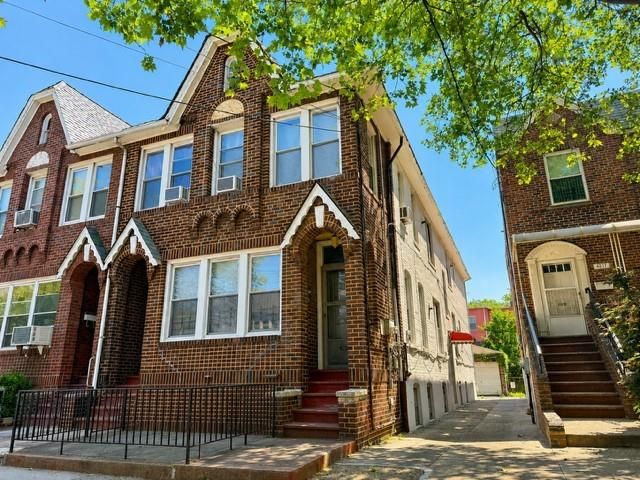  8 BR,  4.00 BTH &nbsp;Multi-family style home in Homecrest