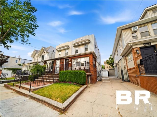  3 BR,  3.00 BTH &nbsp;Single family style home in Midwood