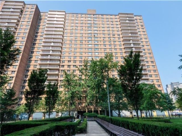 2 BR,  2.00 BTH &nbsp;Co-op style home in Coney Island