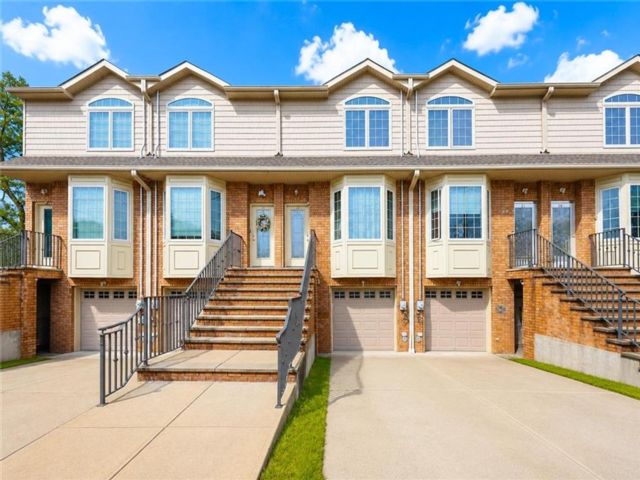  3 BR,  3.00 BTH &nbsp;Single family style home in Eltingville