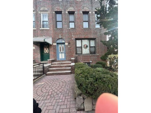 7 BR,  0.00 BTH &nbsp;Multi-family style home in Bensonhurst
