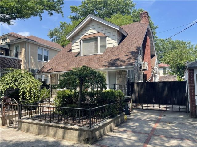  3 BR,  2.00 BTH &nbsp;Single family style home in Midwood