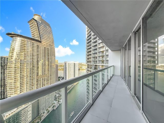  2 BR,  2.00 BTH &nbsp;Condo style home in Miami