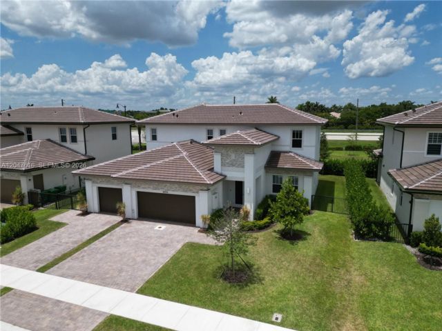  5 BR,  4.50 BTH &nbsp; style home in Davie