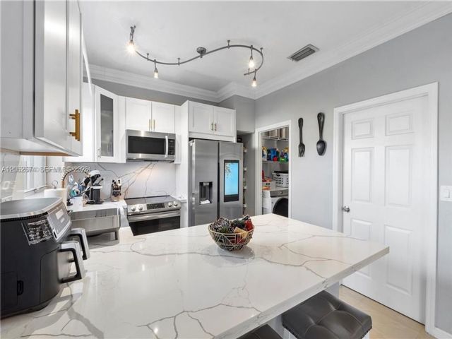  3 BR,  2.50 BTH &nbsp;Townhouse style home in Hollywood