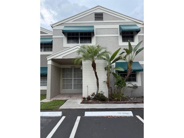  3 BR,  2.50 BTH &nbsp;Townhouse style home in Cooper City