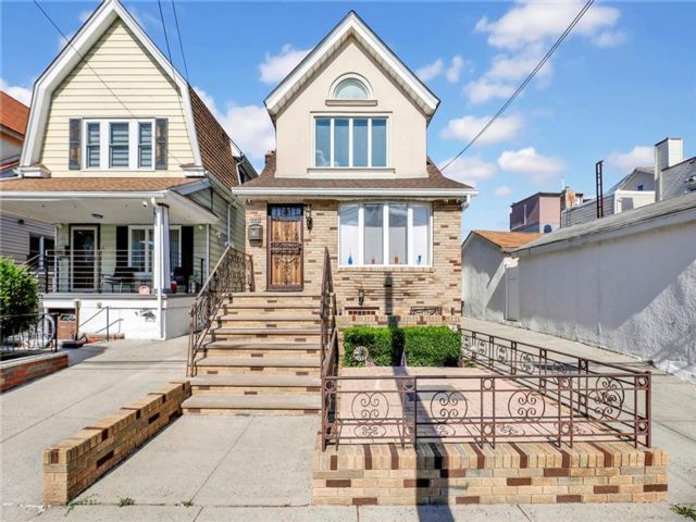  3 BR,  3.00 BTH &nbsp;Single family style home in Gravesend