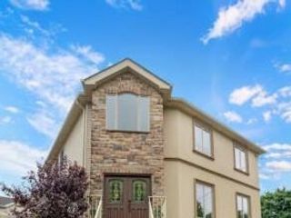  3 BR,  3.00 BTH &nbsp;Single family style home in Clove Lake