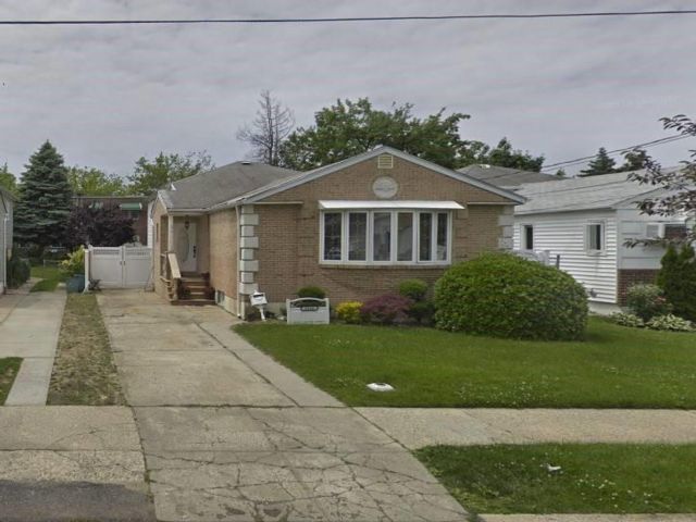  4 BR,  2.00 BTH &nbsp;Single family style home in Canarsie