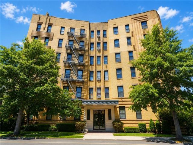  2 BR,  1.00 BTH &nbsp;Co-op style home in Bay Ridge