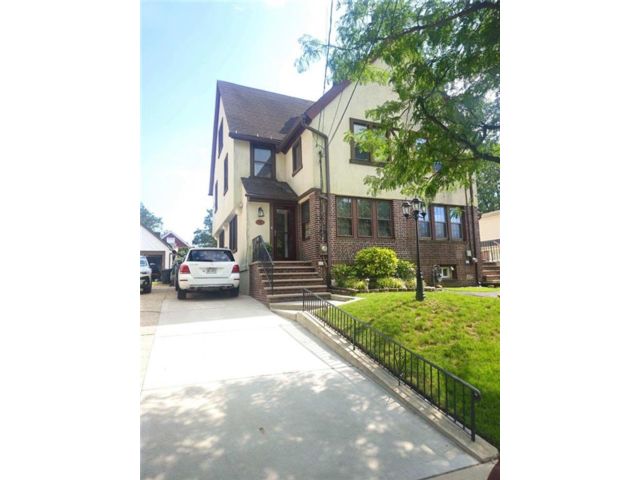  4 BR,  2.00 BTH &nbsp;Single family style home in Castleton Corner