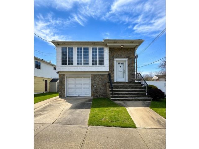  5 BR,  0.00 BTH &nbsp;Multi-family style home in Manor Heights