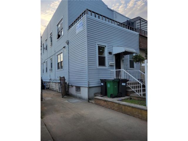  4 BR,  3.00 BTH &nbsp;Single family style home in Midwood