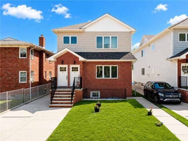 6 BR,  5.00 BTH &nbsp;Multi-family style home in Rosebank
