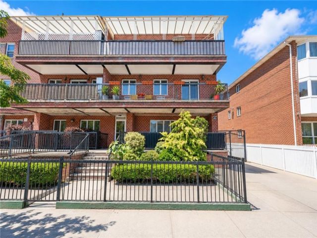  3 BR,  2.00 BTH &nbsp;Condominium style home in Bath Beach