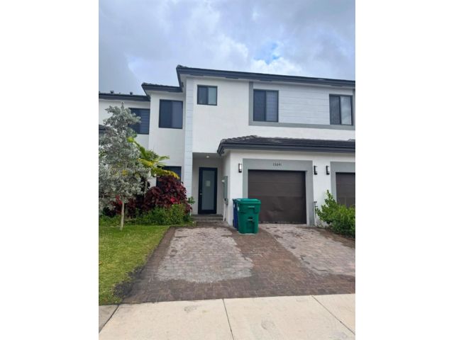  3 BR,  3.50 BTH &nbsp;Townhouse style home in Miami