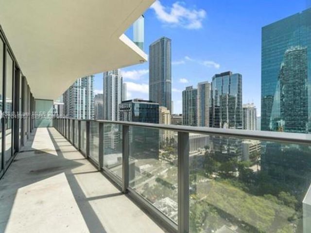  3 BR,  2.50 BTH &nbsp;Apartment style home in Miami
