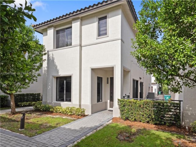  4 BR,  3.50 BTH &nbsp; style home in Medley