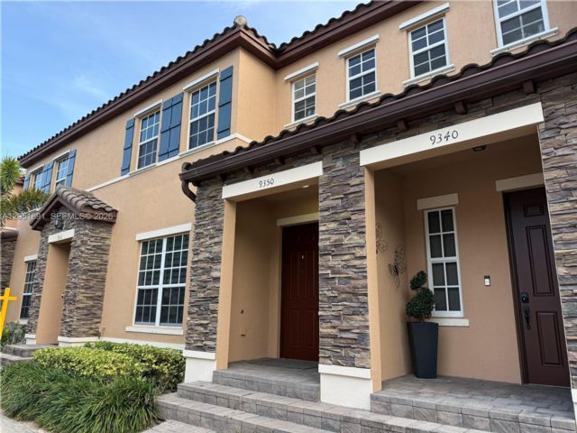  3 BR,  2.50 BTH &nbsp;Townhouse style home in Miami
