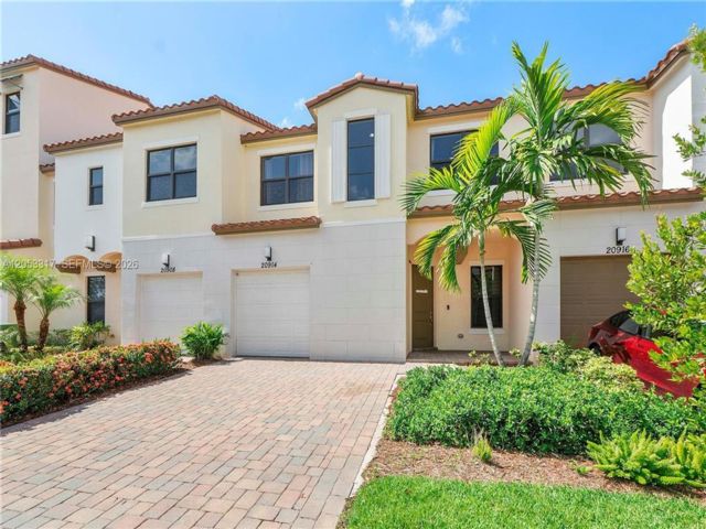 3 BR,  3.00 BTH &nbsp;Townhouse style home in Pembroke Pines