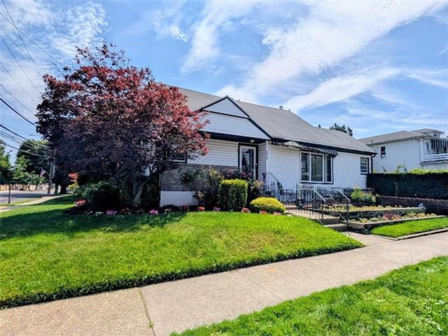 Studio,  0.00 BTH &nbsp;Multi-family style home in Belle Harbor