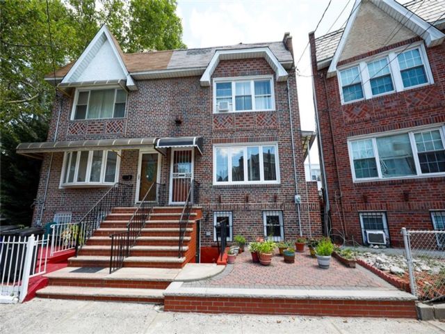  3 BR,  2.00 BTH &nbsp;Single family style home in Flatlands