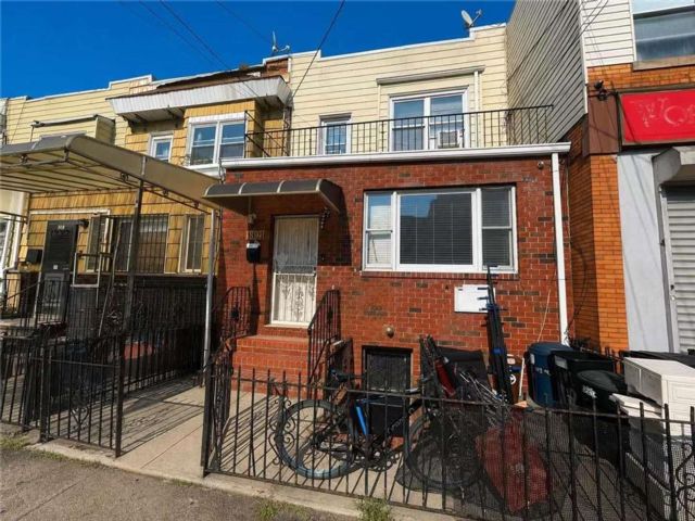 4 BR,  3.00 BTH &nbsp;Multi-family style home in Gravesend