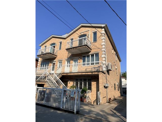  3 BR,  2.00 BTH &nbsp;Condominium style home in Bensonhurst