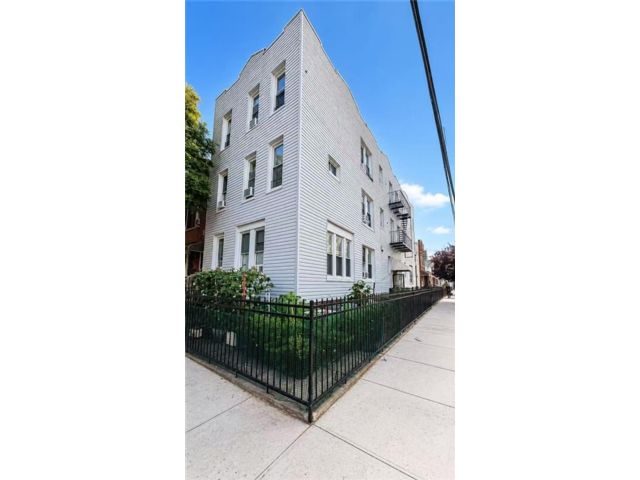 14 BR,  6.00 BTH &nbsp;Multi-family style home in Bensonhurst
