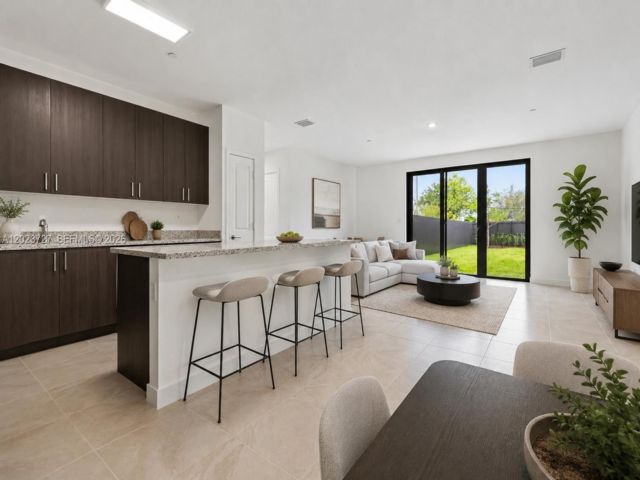  4 BR,  3.00 BTH &nbsp;Townhouse style home in Miami