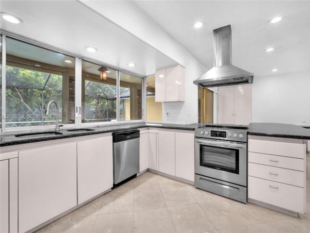 [Hollywood Real Estate, listing number 3345485]